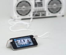 iPhone Stand in Berlin Boombox d...
